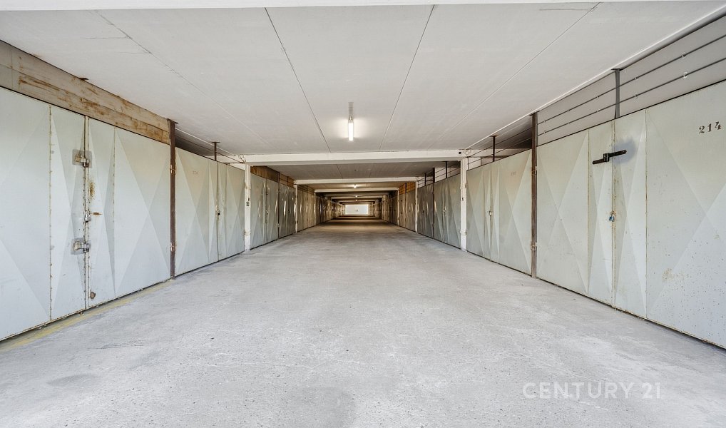 Prodej prostorné garáže, 18 m2, Manželů Dostálových, Praha - Kyje, Praha – náhled fotky 8