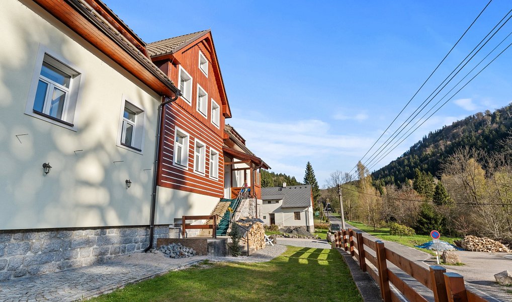 Prodej ubytovacího objektu 978 m², Desná – náhled fotky 25