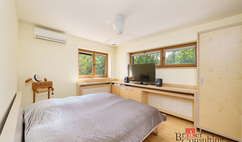 Prodej domu 256 m² s pozemkem 844 m², Jesenice – náhled fotky 9