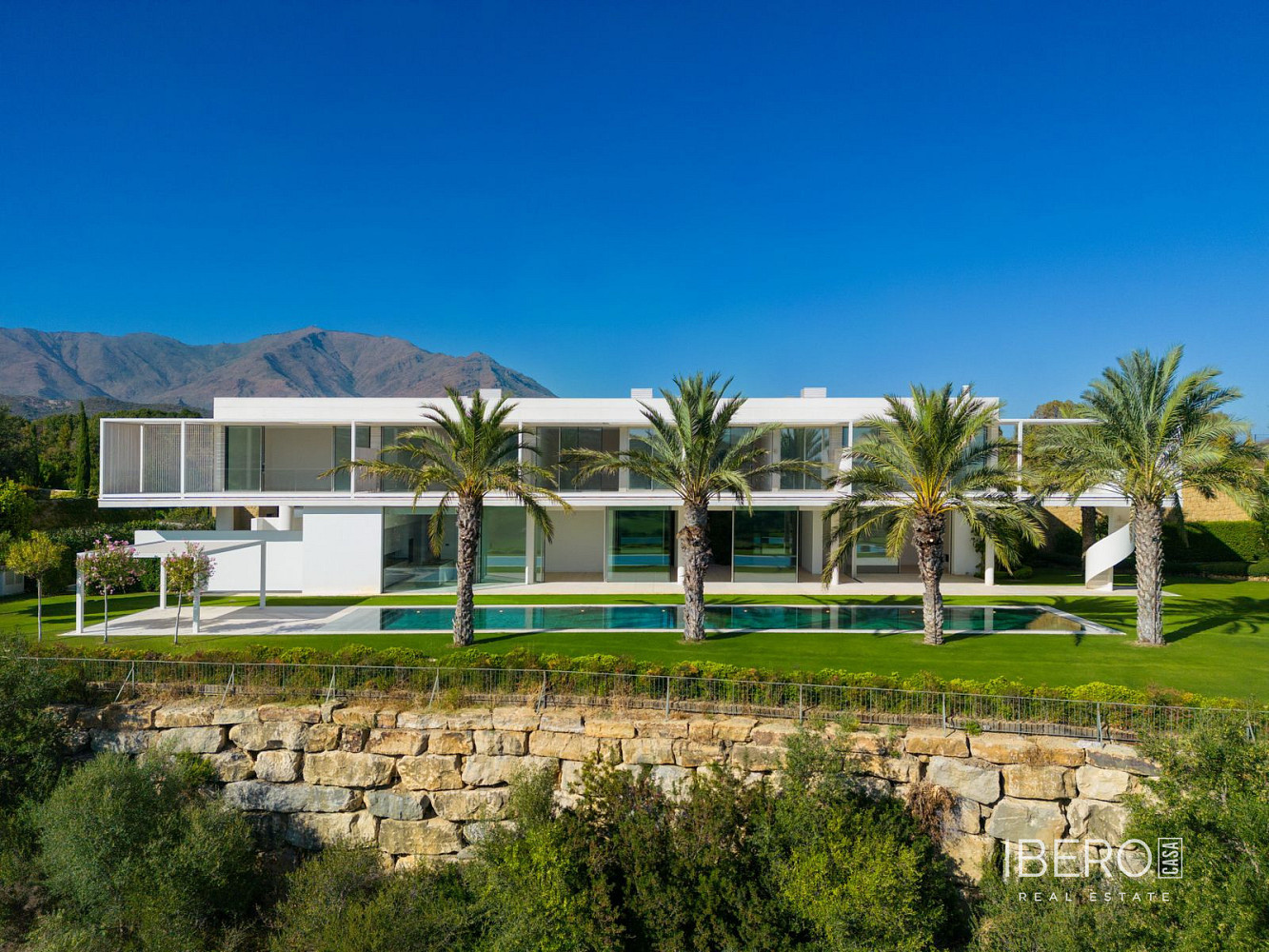 Prodej domu 752 m² s pozemkem 2 145 m²