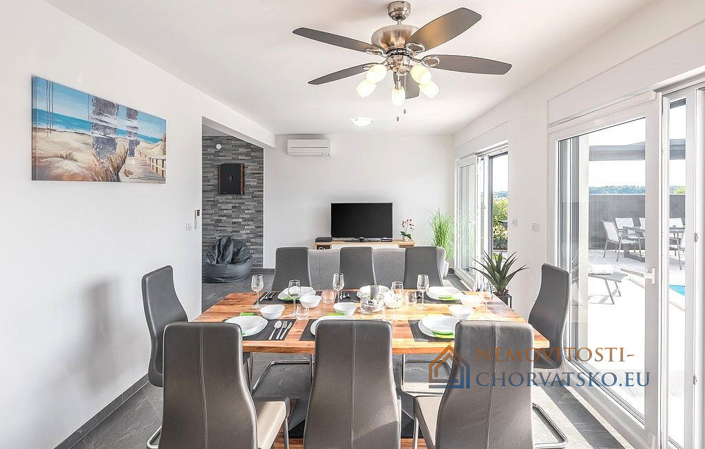 Prodej domu 260 m² s pozemkem 570 m² - Widok 6