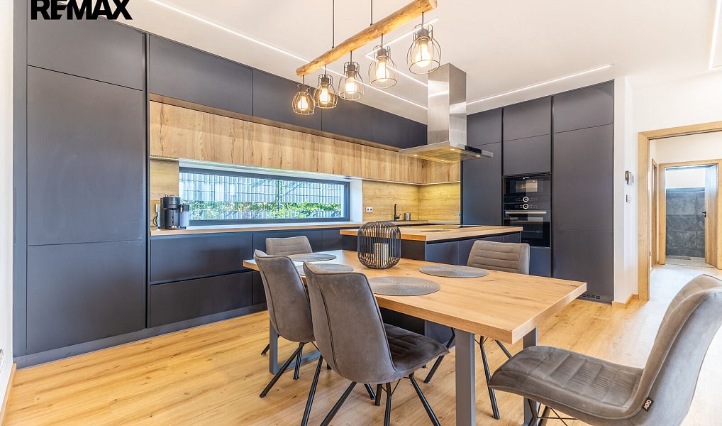 Prodej domu 180 m² s pozemkem 918 m², Černuc – náhled fotky 2