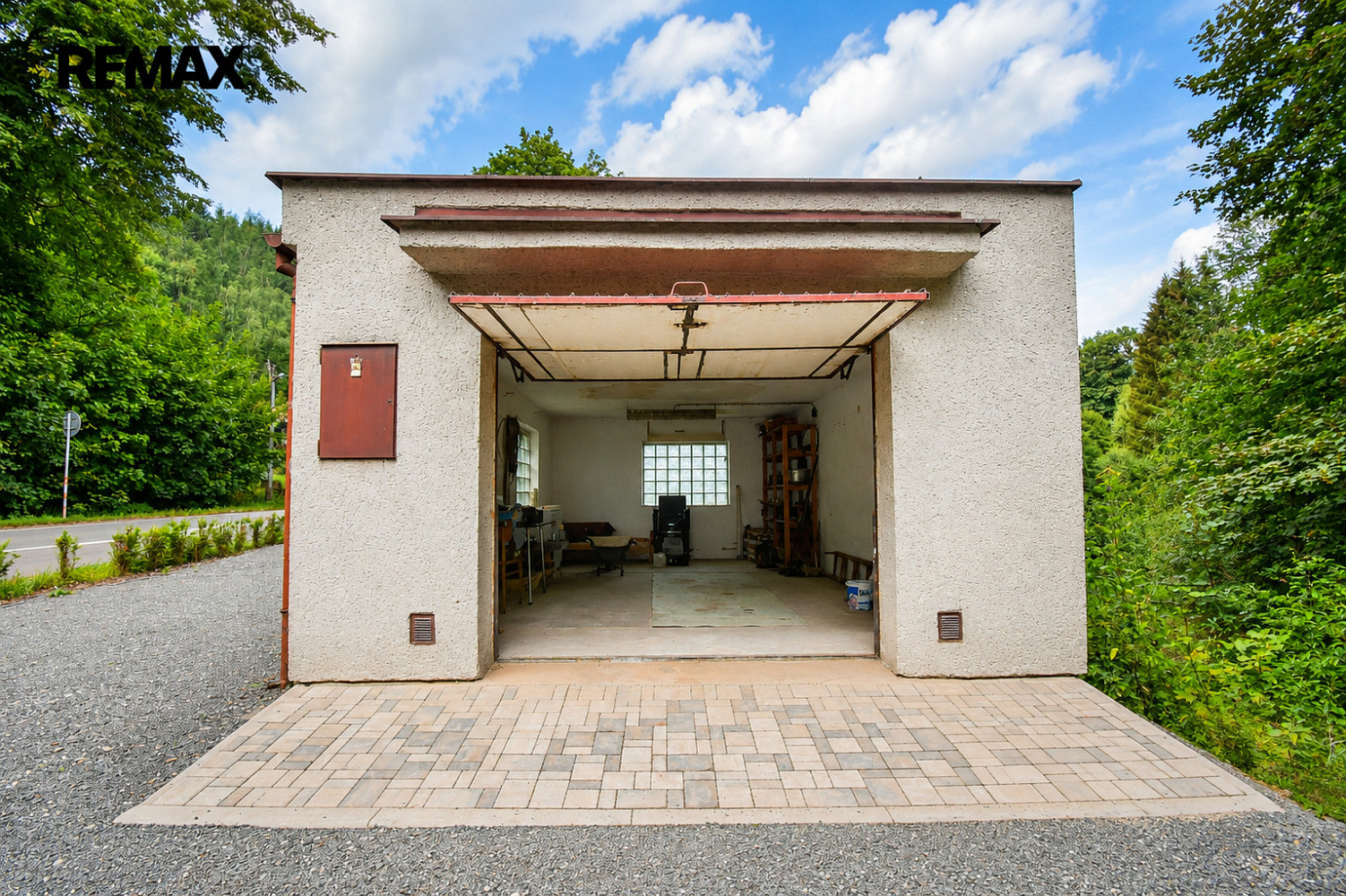 Garáž se stavebním pozemkem 875 m2