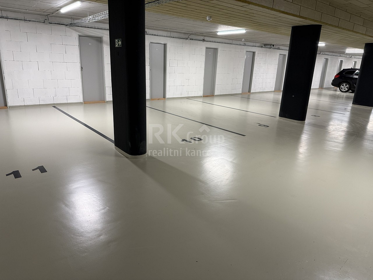 Pronájem garážového stání včetně úložného prostoru — photo 2