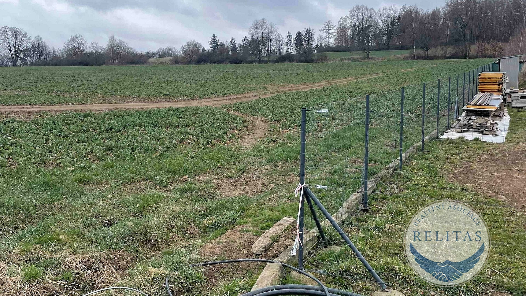 Prodej stavebního pozemku 1 300 m² – fotografie 3