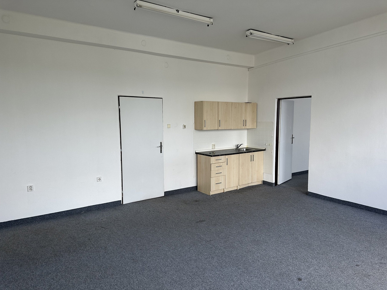Pronájem kanceláře 73 m² – fotografie 3
