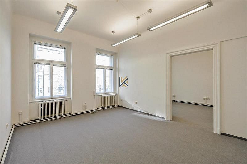 Pronájem kanceláře 228 m² – fotografie 3