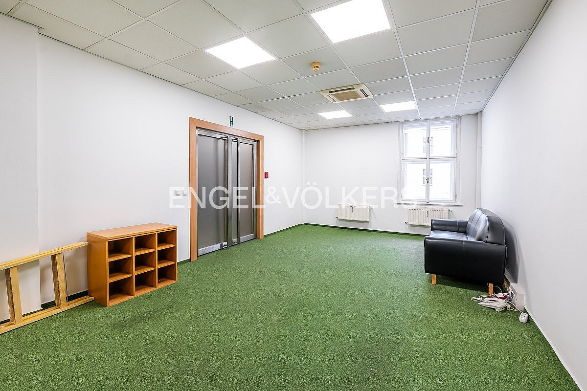 Pronájem kanceláře 169 m² – fotografie 3