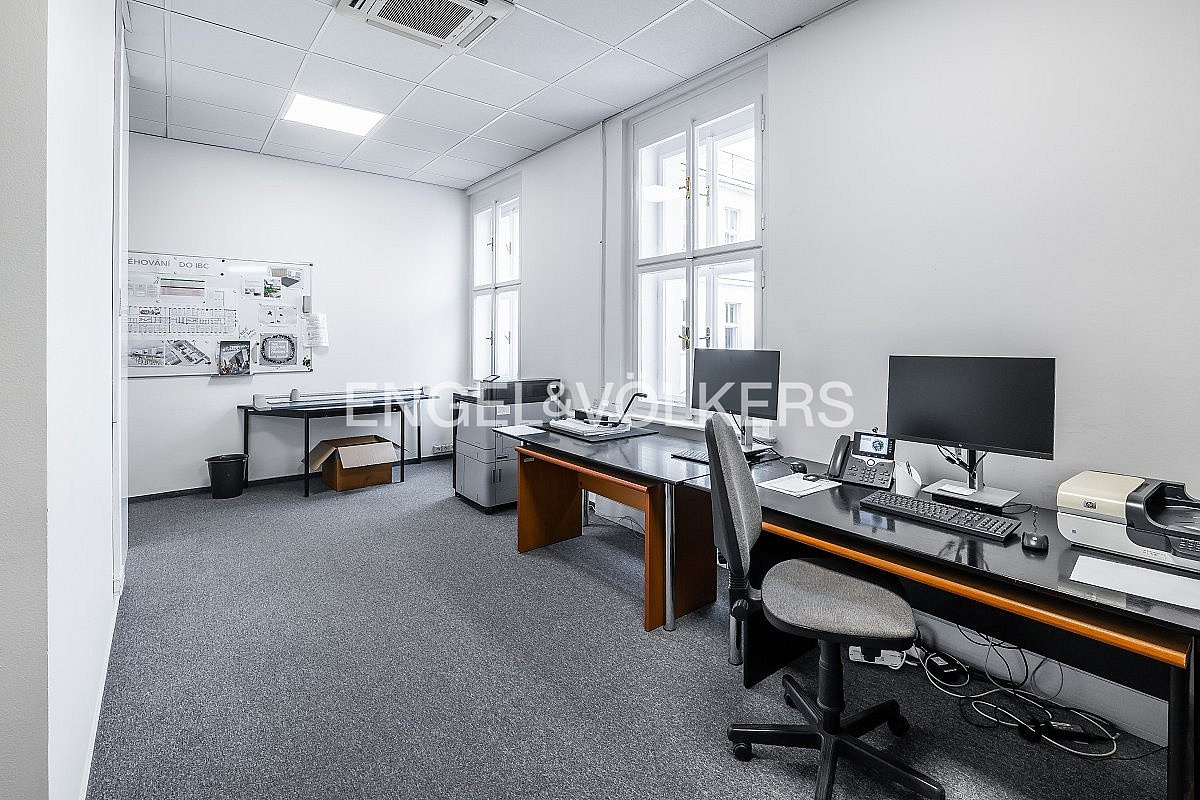 Pronájem kanceláře 666 m² – fotografie 3
