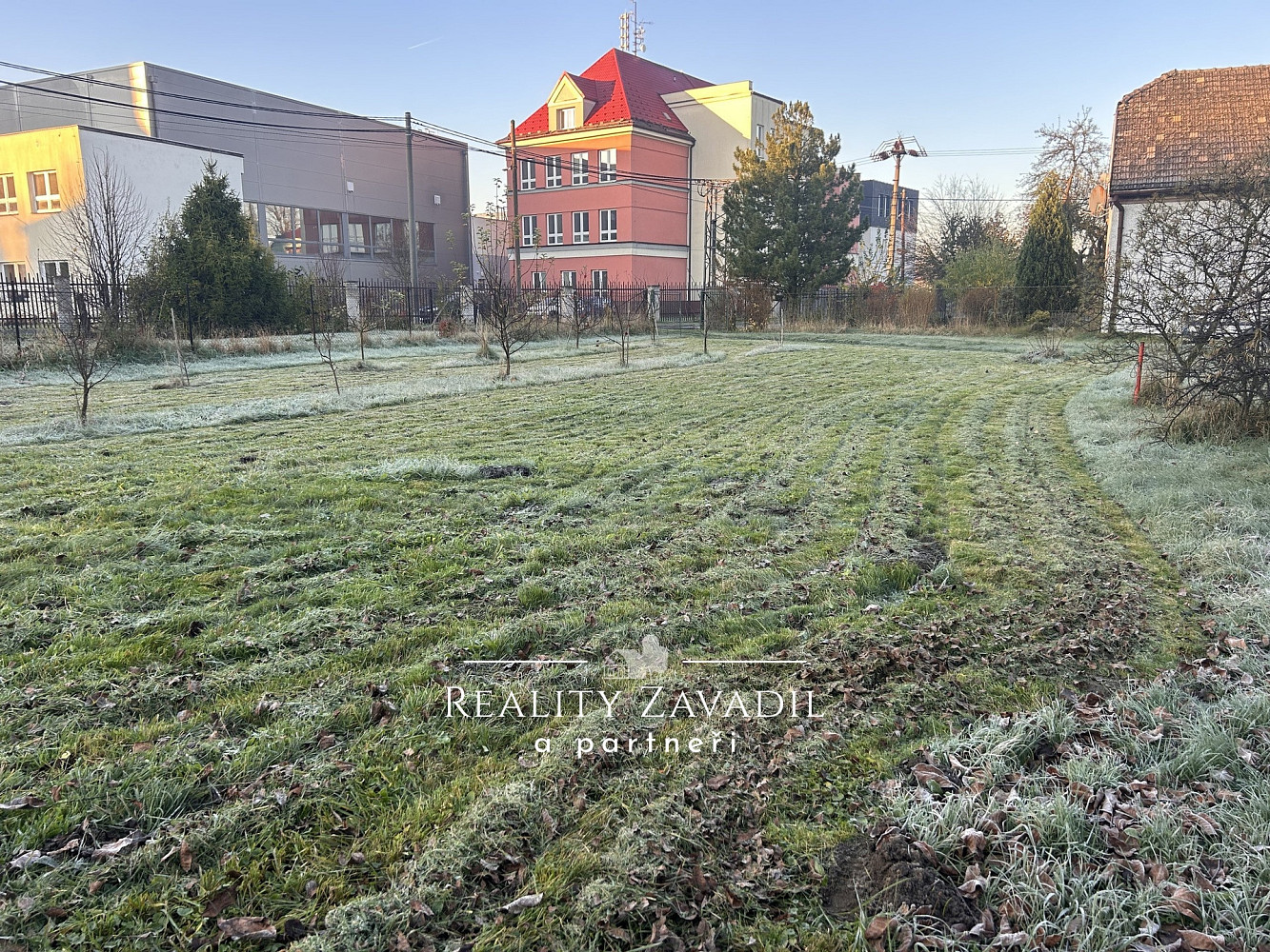Prodej stavebního pozemku 683 m² – pohled 2
