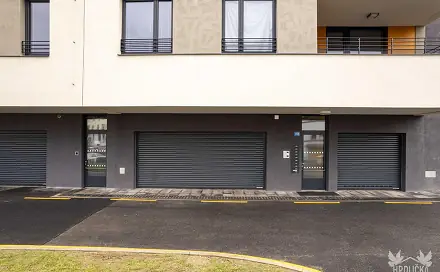 Kryté a uzavřené parkovací místo v centru města Strakonice, Strakonice