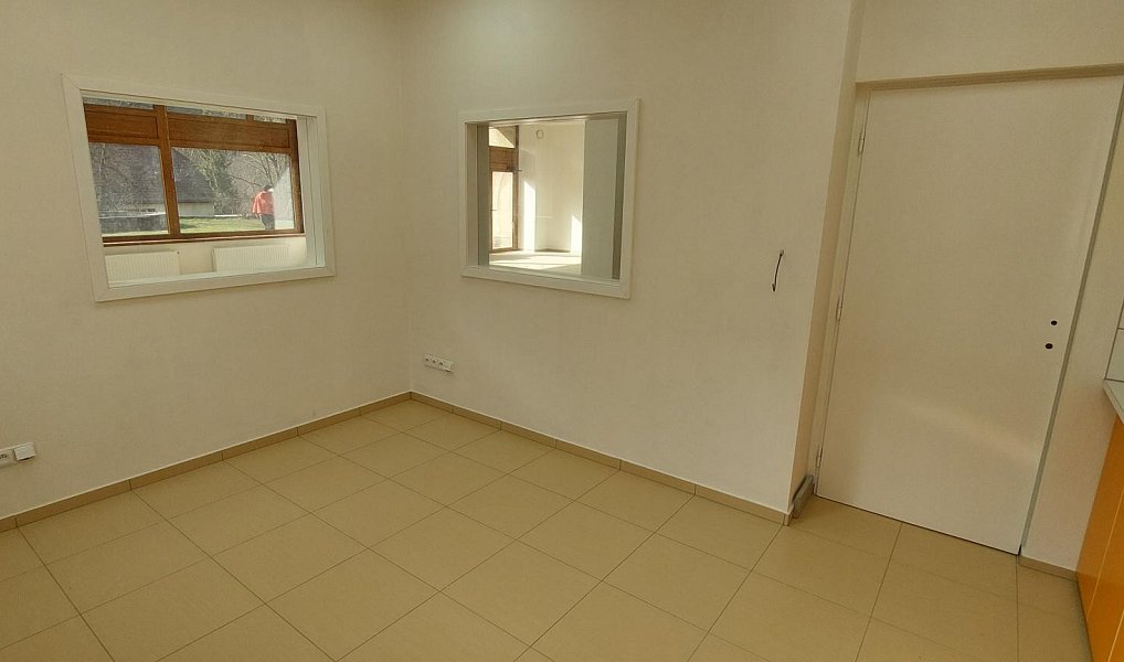 Pronájem obchodních prostor 147 m², Vsetín – náhled fotky 13