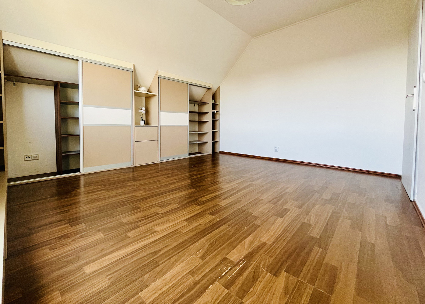 Pronájem bytu 4+kk 82 m² – fotografie 3