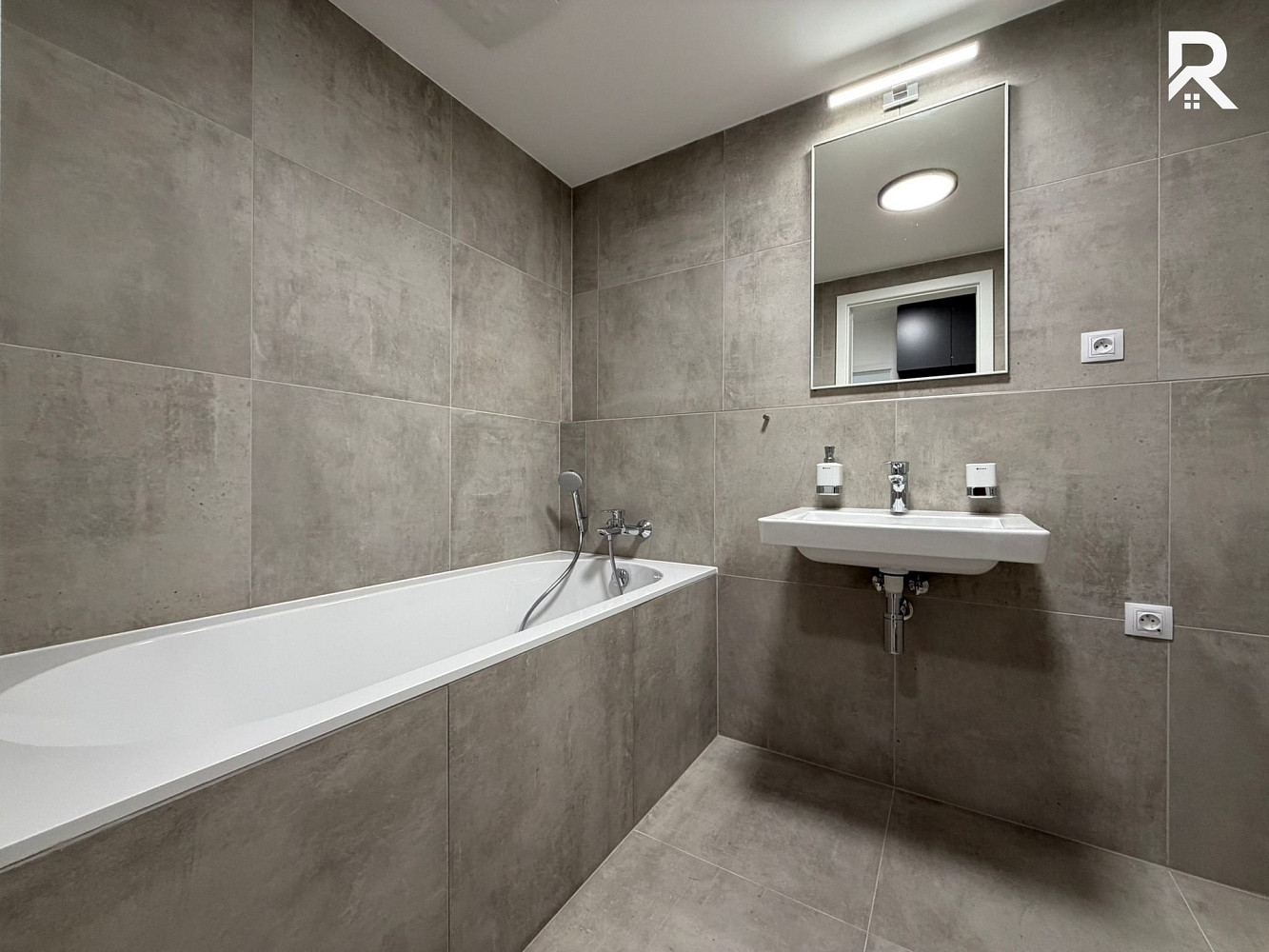 Pronájem bytu 3+kk 79 m² — photo 3