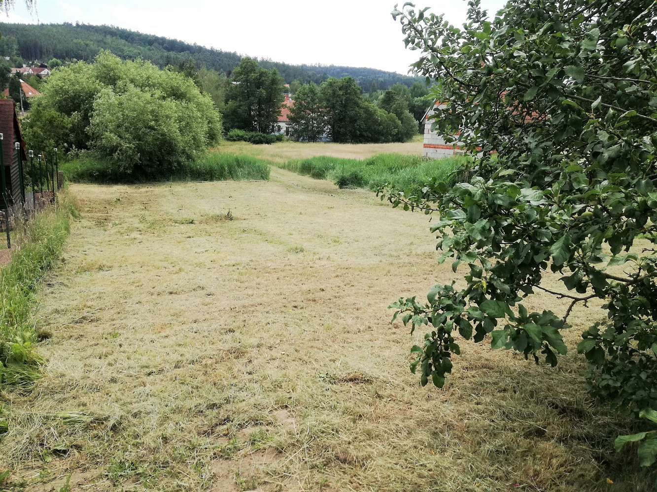 Prodej stavebního pozemku 985 m² – fotografie 2