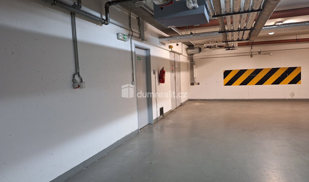 Pronájem garážového stání 12m2 P10 Názovská, Praha – náhled fotky 3