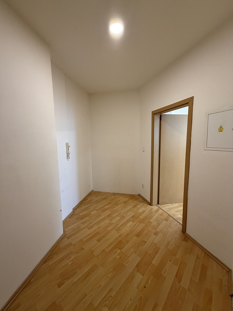 Pronájem kanceláře 69 m² — photo 4