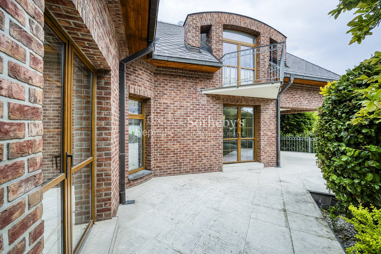 Pronájem domu 390 m² s pozemkem 903 m² – fotografie 2
