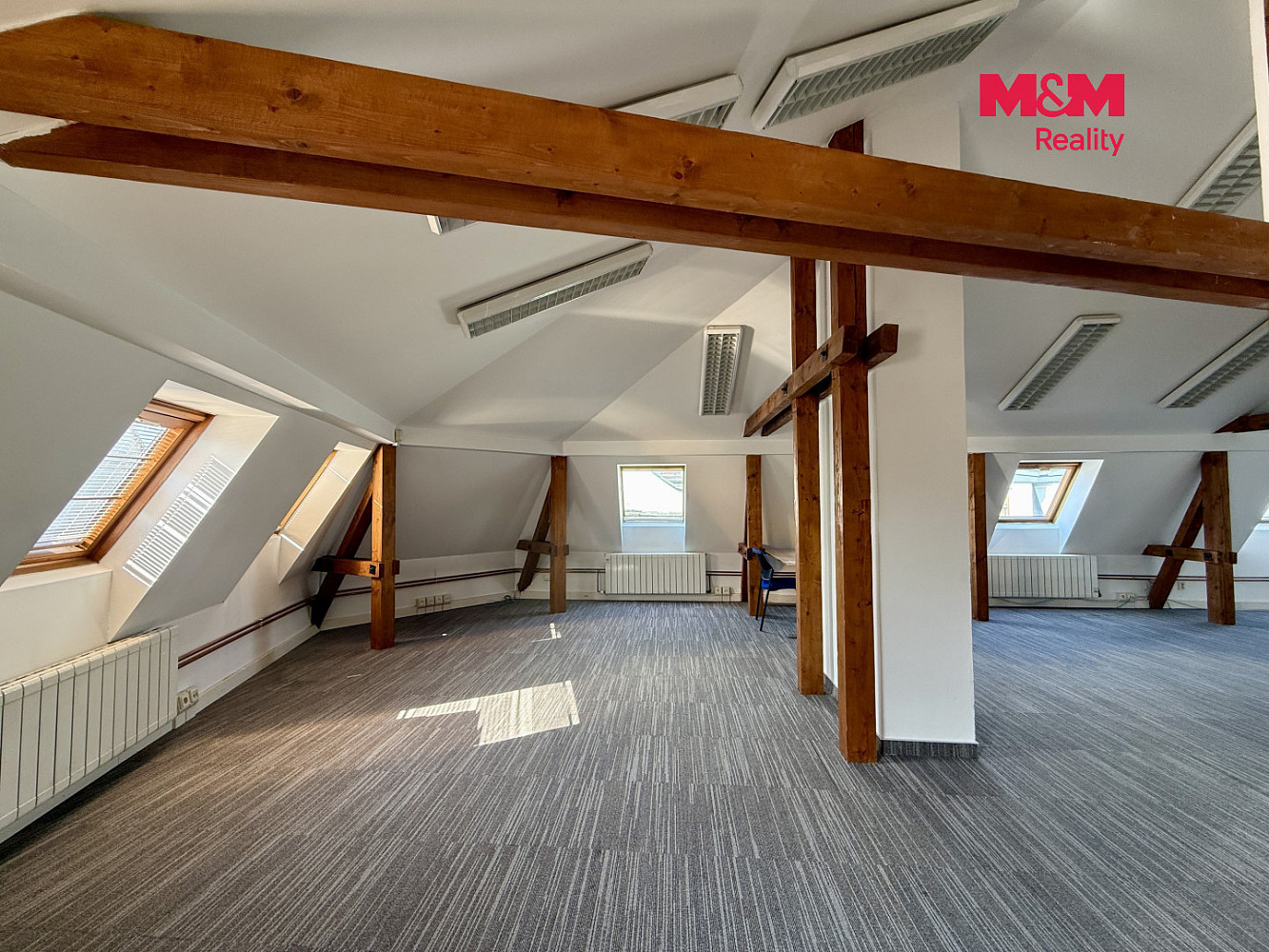 Pronájem kanceláře 275 m² – fotografie 2