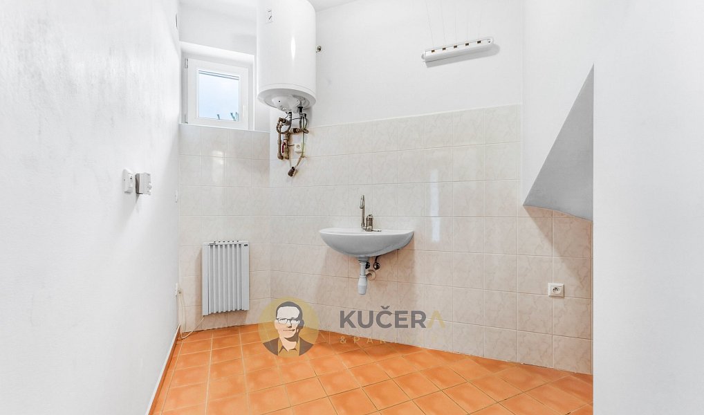 Prodej domu 488 m² s pozemkem 1 376 m², Jesenice – náhled fotky 45
