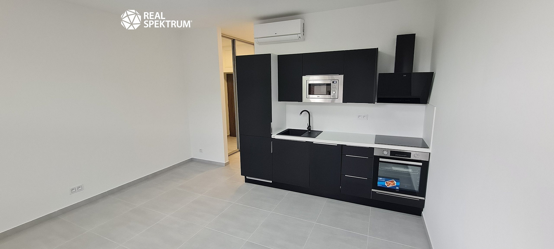 Pronájem bytu 1+kk 28 m² — photo 2