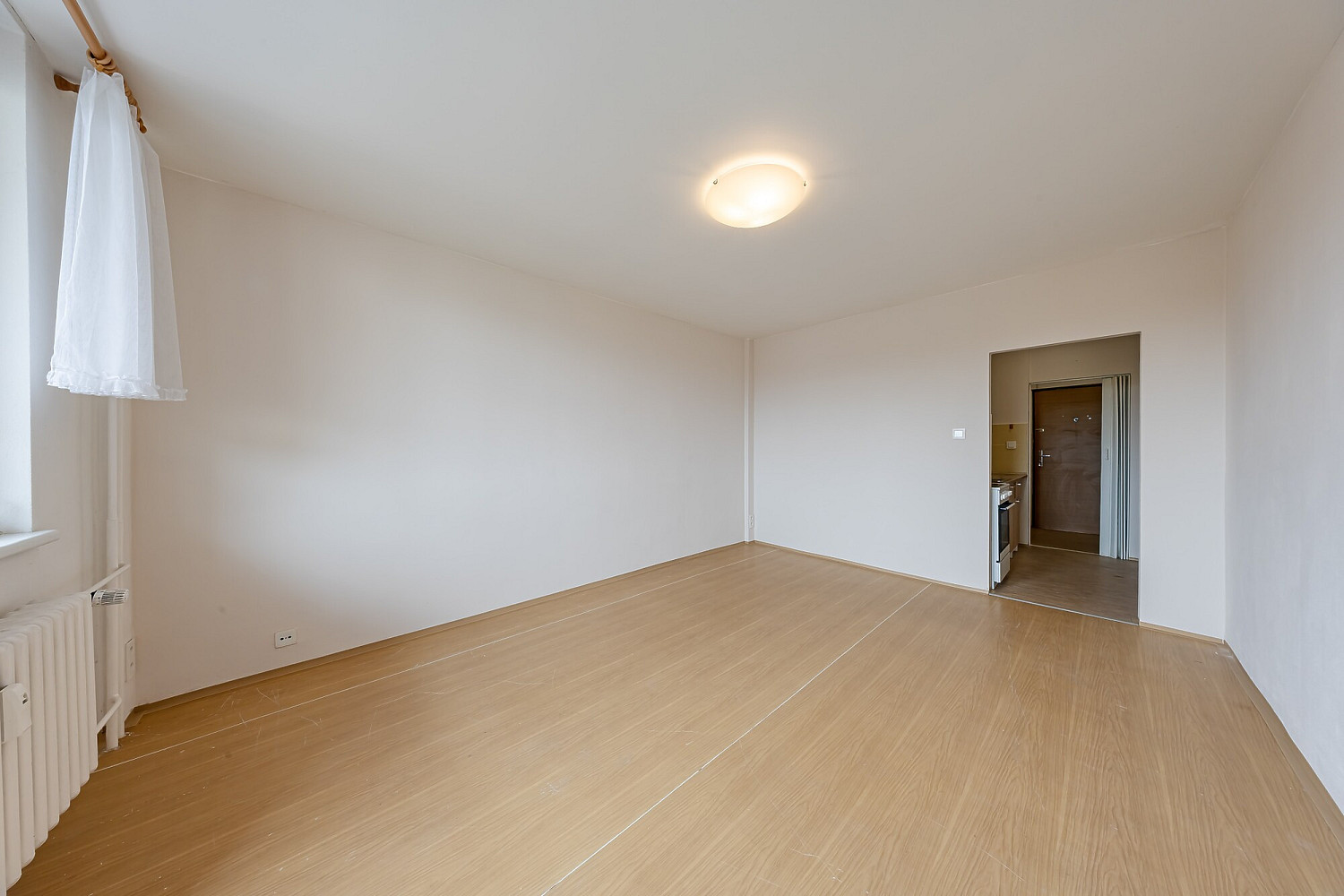 Pronájem bytu 1+kk 28 m² – fotografie 3