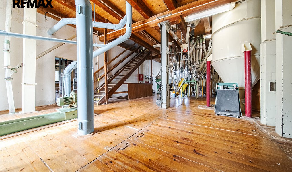 Prodej výrobních prostor 4 050 m², Pouzdřany – náhled fotky 35