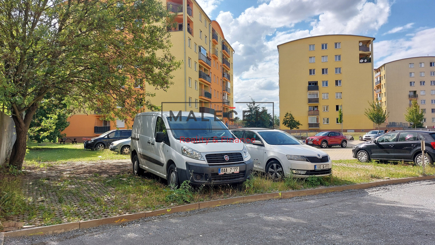 Prodej dvou parkovacích stání Klecany ul. V Honech – fotografie 2