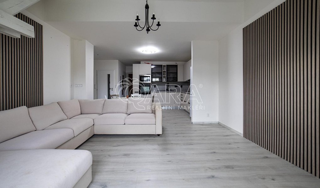 Prodej bytu 5+kk 117 m², Holubice – náhled fotky 2