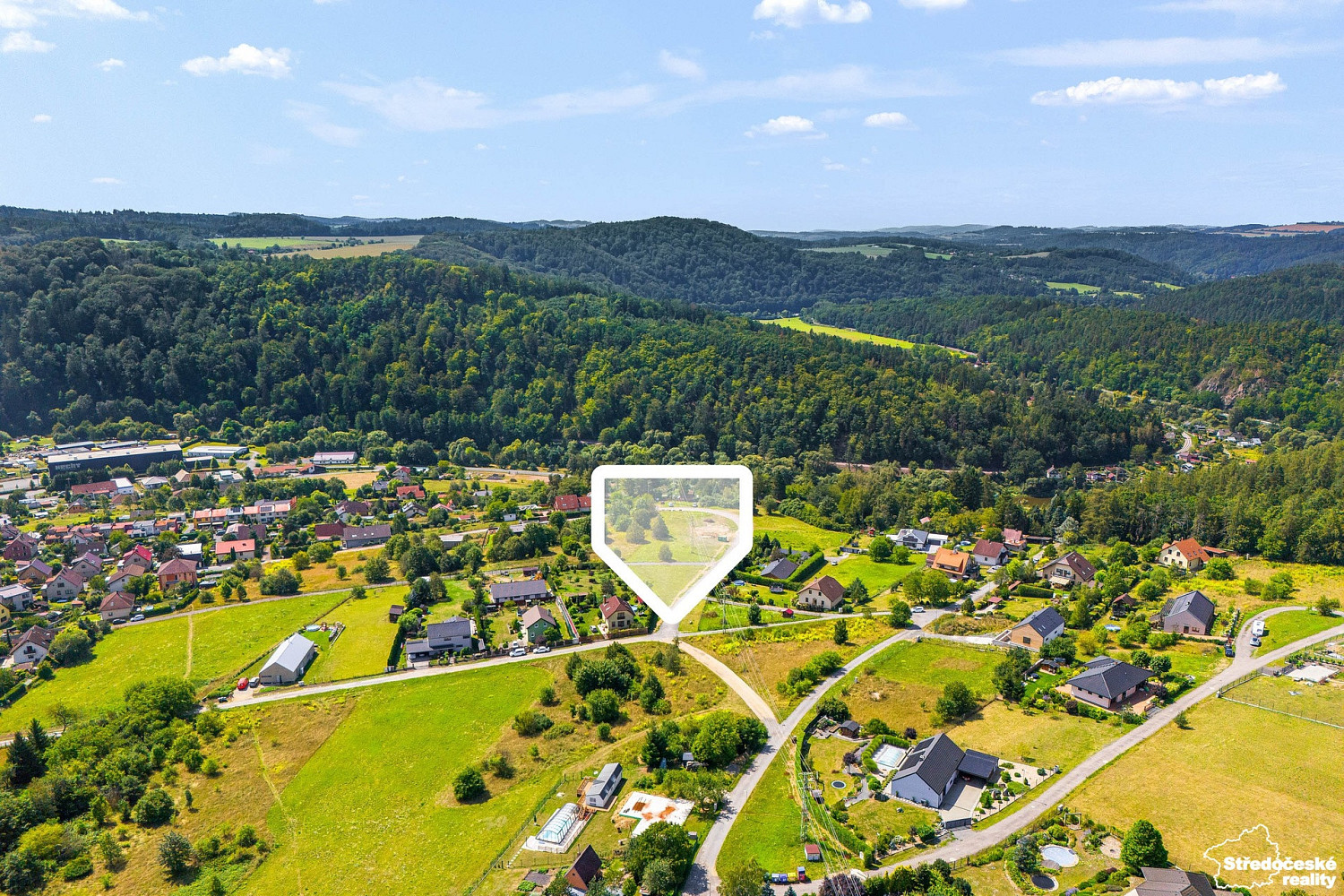 Prodej stavebního pozemku 921 m² – fotografie 2
