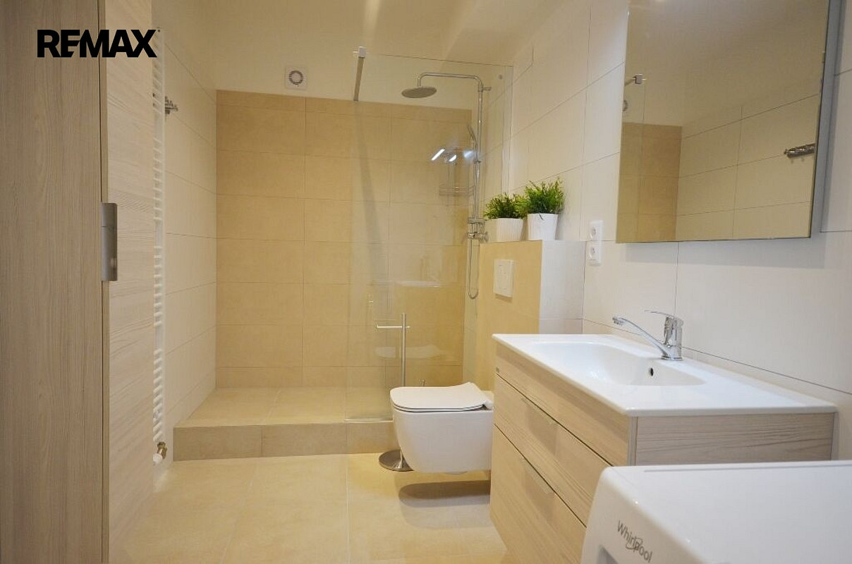 Pronájem bytu 2+kk 74 m² — photo 2