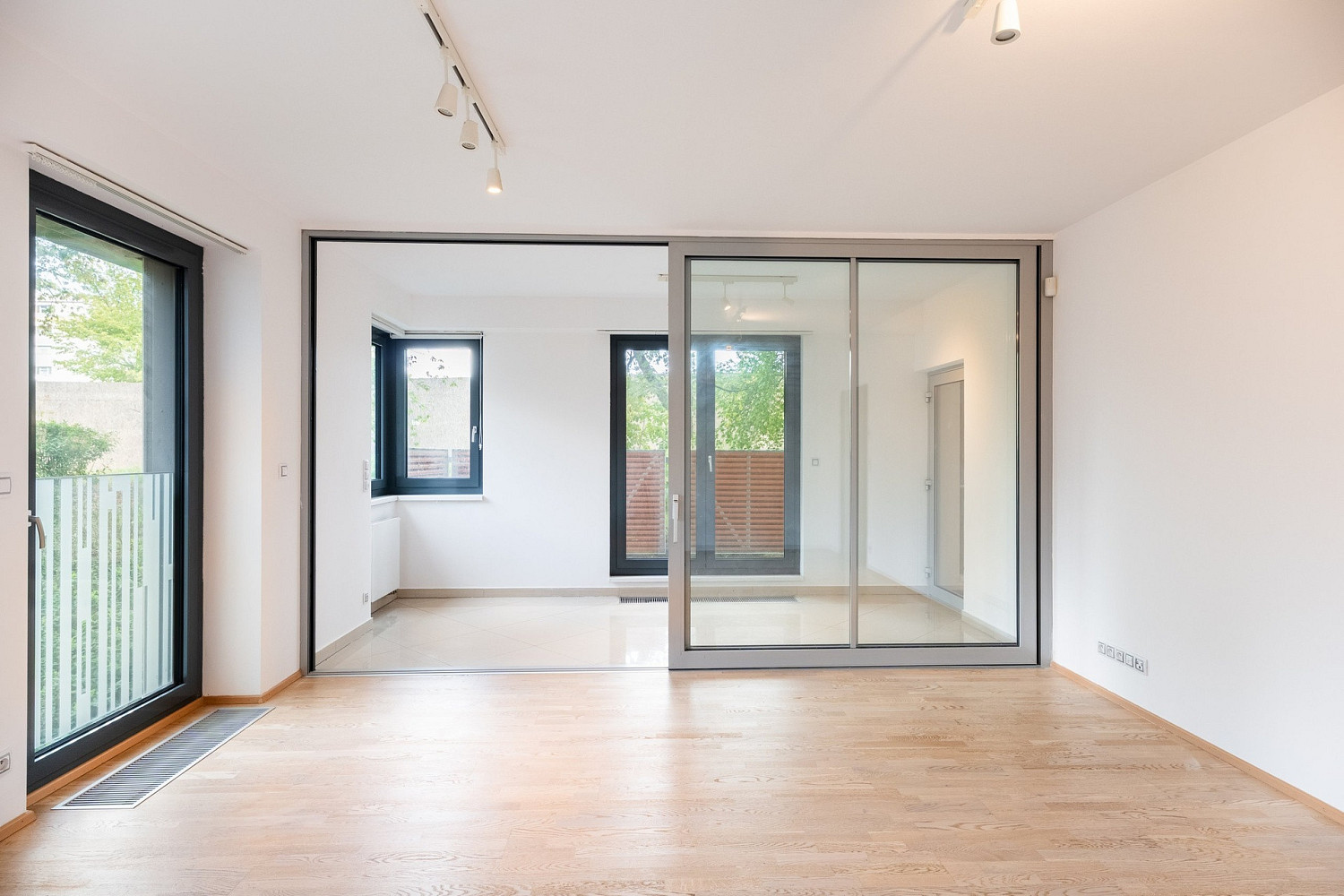 Pronájem bytu 2+kk 66 m² – fotografie 3