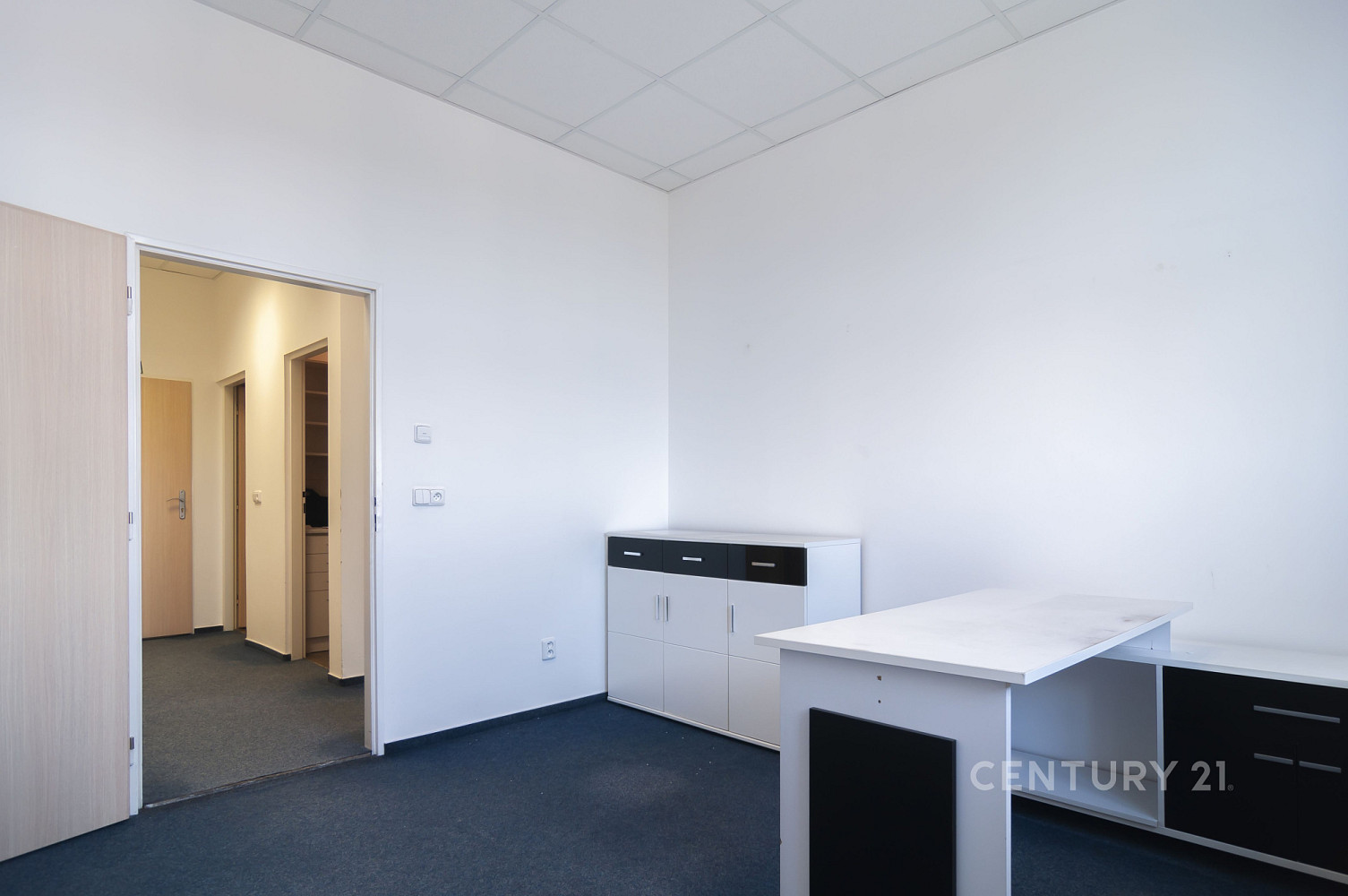 Pronájem kanceláře 61 m² – fotografie 3
