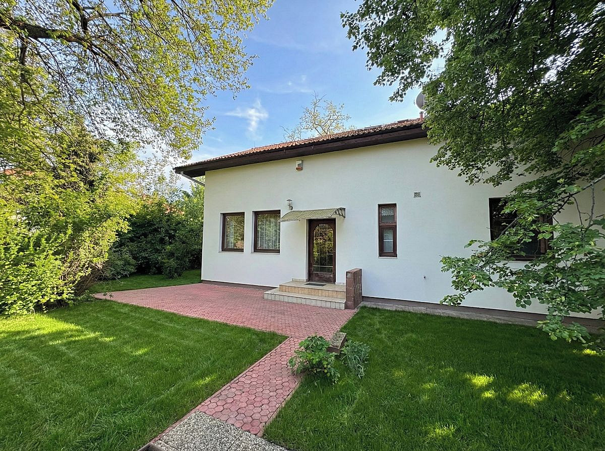 Prodej domu 242 m² s pozemkem 121 m²