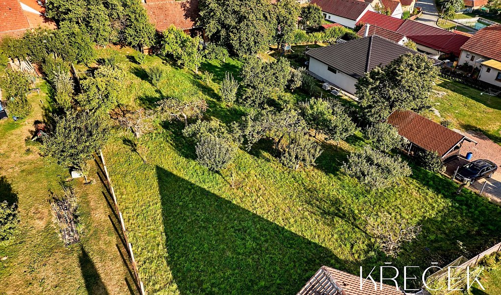 Prodej stavebního pozemku 1 792 m², Kaly – náhled fotky 3