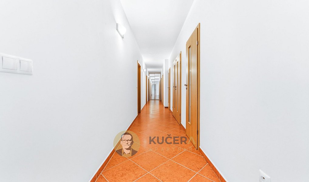 Prodej domu 488 m² s pozemkem 1 376 m², Jesenice – náhled fotky 33