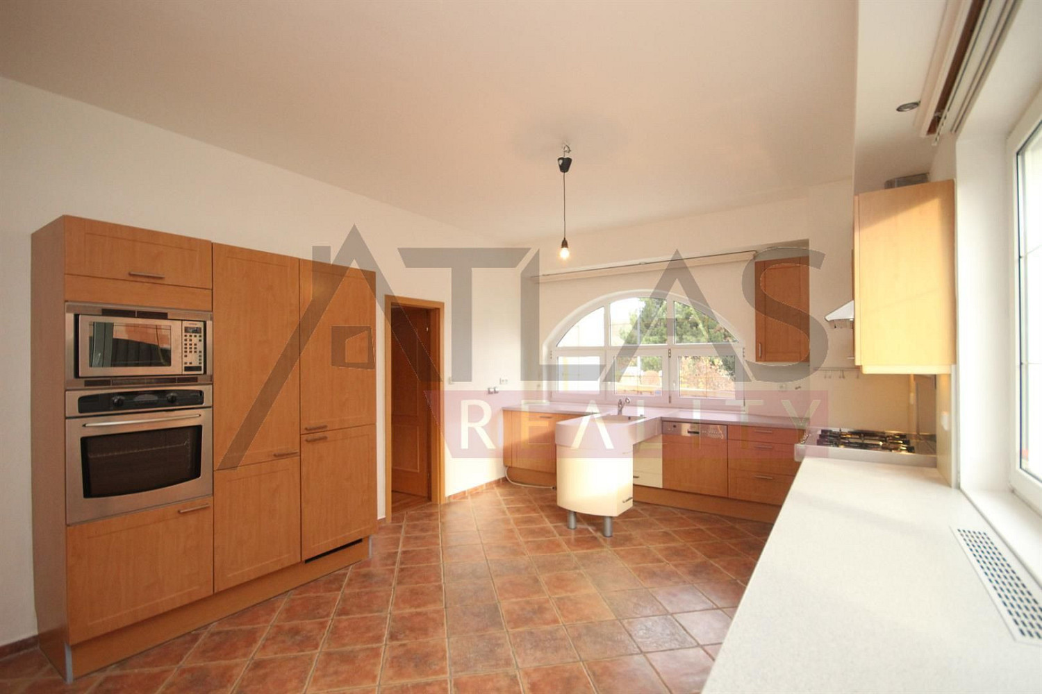 Pronájem domu 360 m² s pozemkem 860 m² – fotografie 3