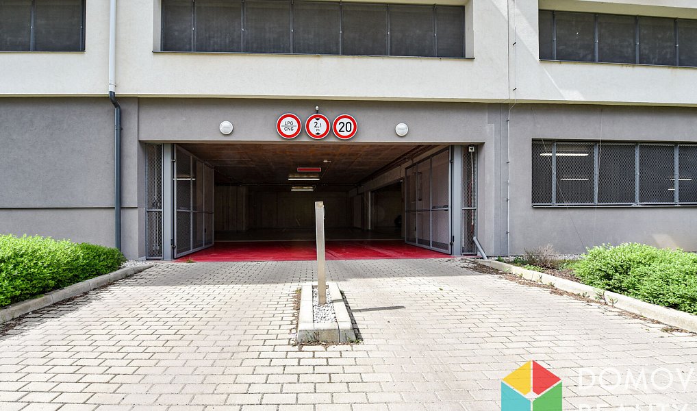 Pronájem garážového stání 12 m2 Nepilova, Beroun - Beroun-Město 1 300 Kč/měsíc, Beroun – náhled fotky 3
