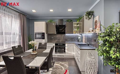 Prodej domu 292 m² s pozemkem 602 m², Na barikádách, Praha 9 - Čakovice