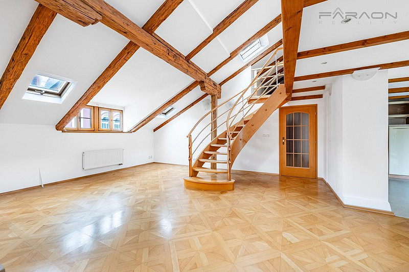 Pronájem kanceláře v centru (221m²), terasa, výtah, Praha 1 - Náměstí Republiky – pohled 3