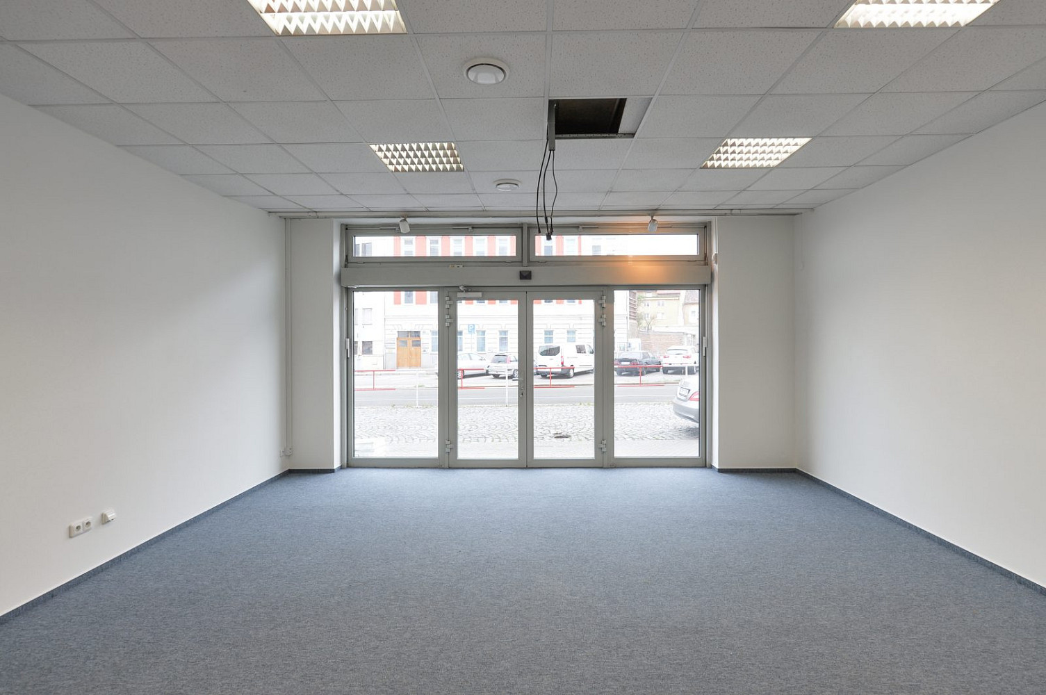 Pronájem kanceláře 250 m² – fotografie 3