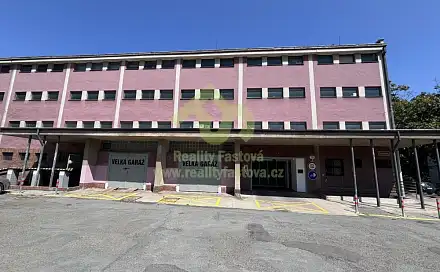Prodej zabezpečeného garážového stání s elektřinou – Plzeň, Bory (ul. Tomanova), Tomanova, Plzeň