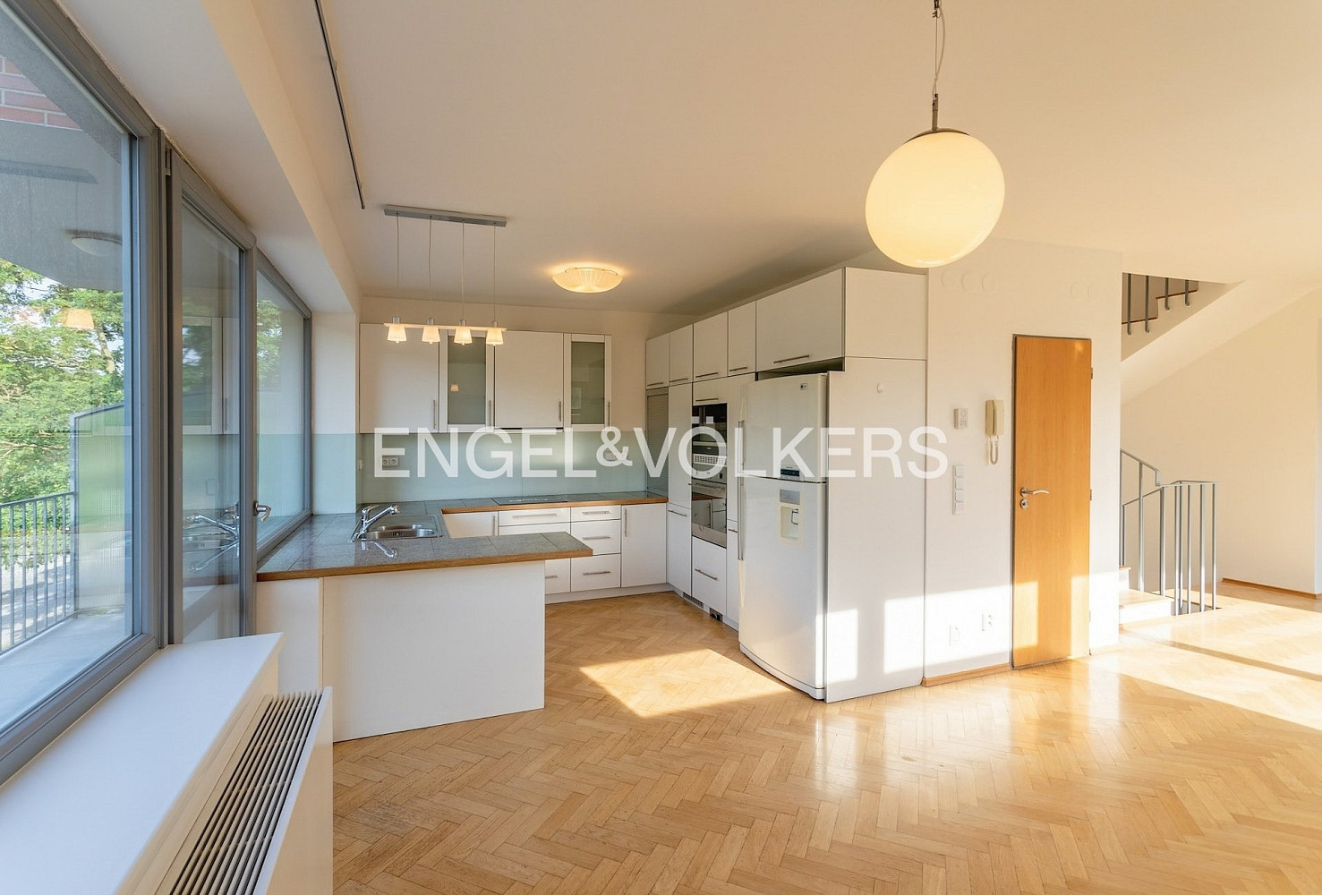 Pronájem domu 230 m² s pozemkem 485 m² — photo 2
