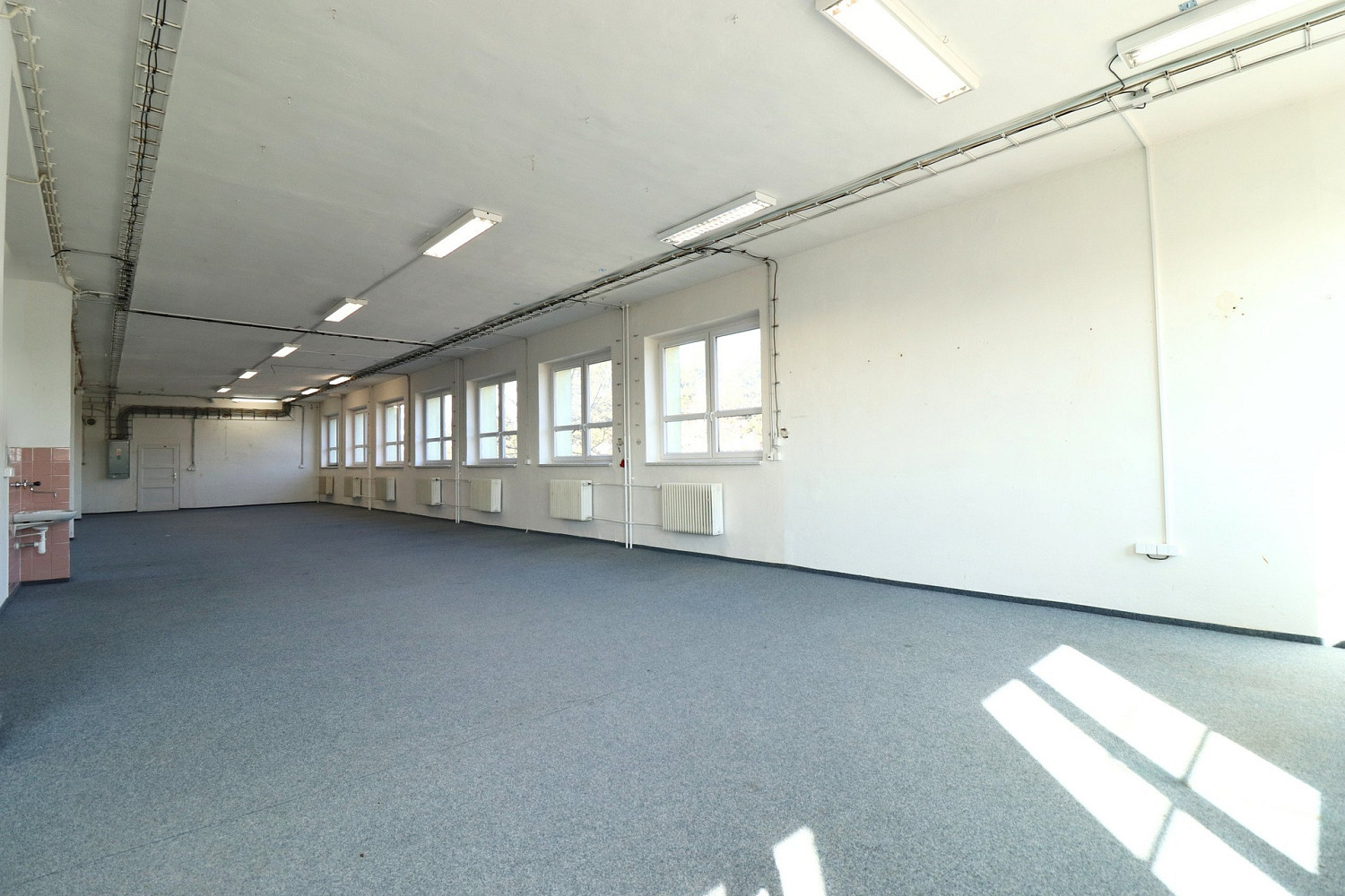 Pronájem kanceláře 179 m² – fotografie 2