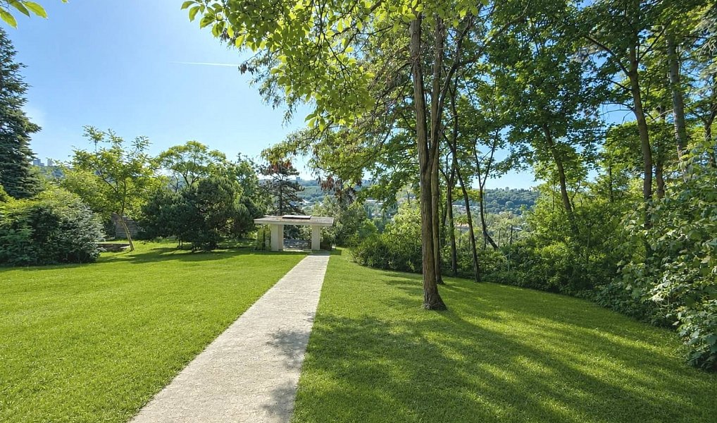 Pronájem domu 1 200 m² s pozemkem 3 532 m², Praha – náhled fotky 59