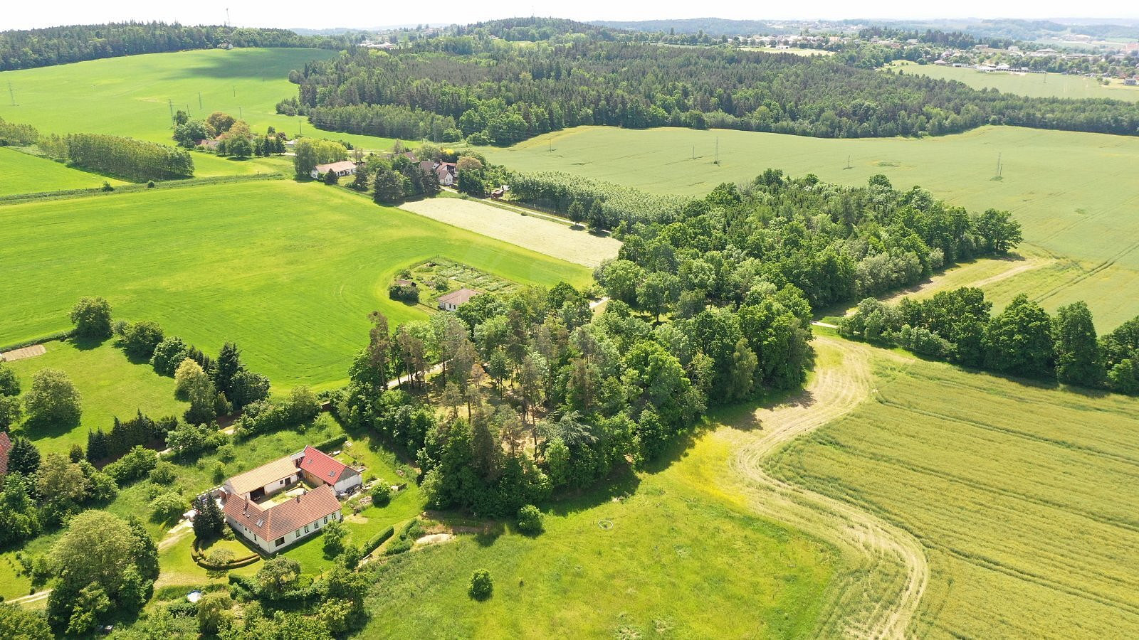 Prodej stavebního pozemku 1 980 m² – fotografie 2
