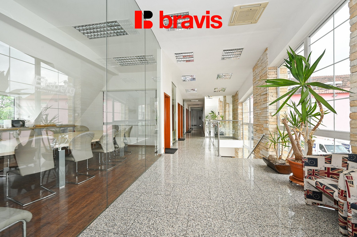 Pronájem kanceláře 1 016 m²