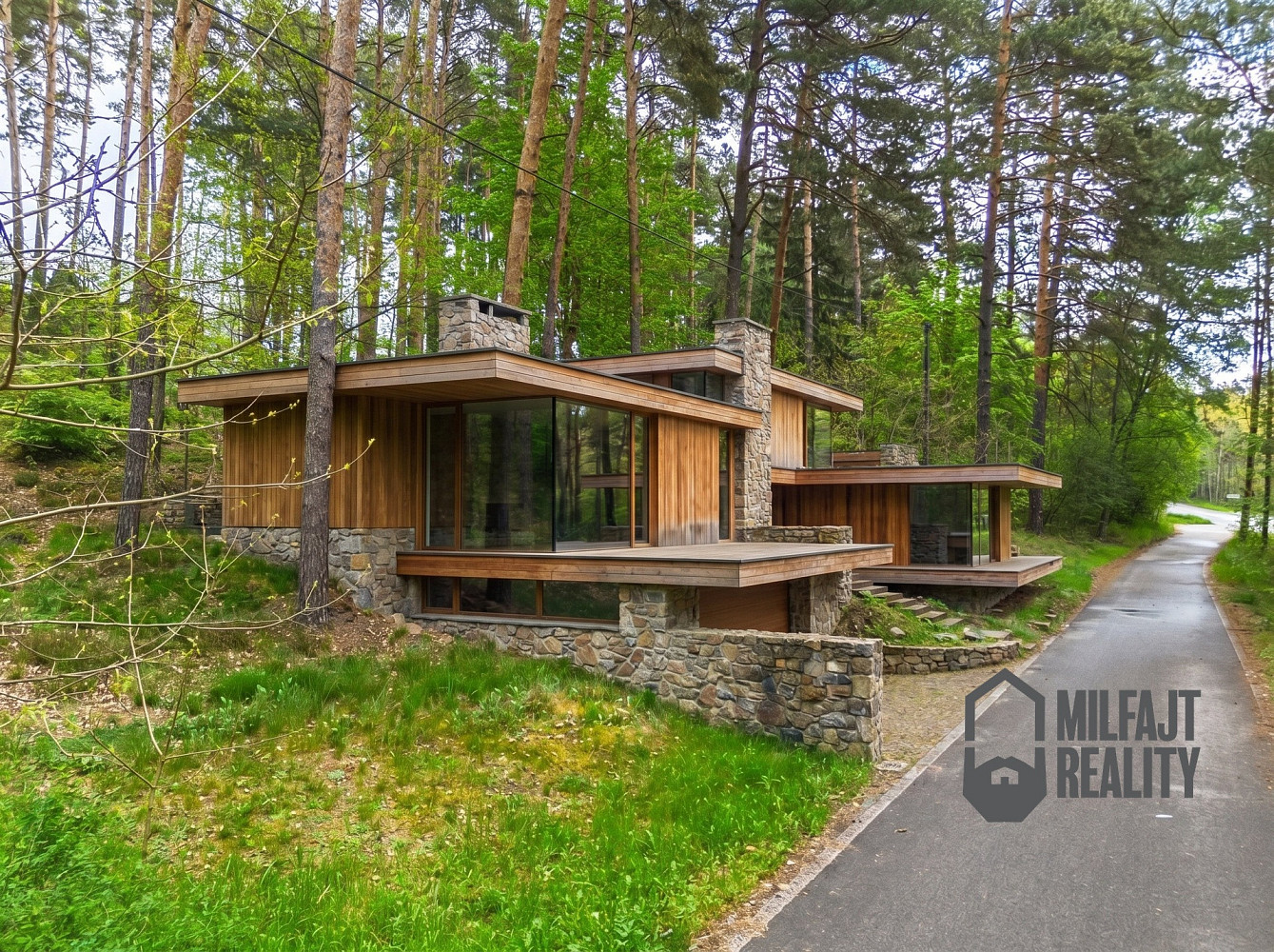 Prodej stavebního pozemku 1 647 m² – pohled 3