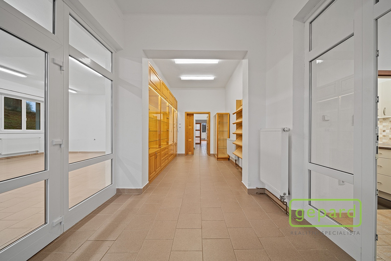 Prodej obchodních prostor 300 m² – fotografie 2