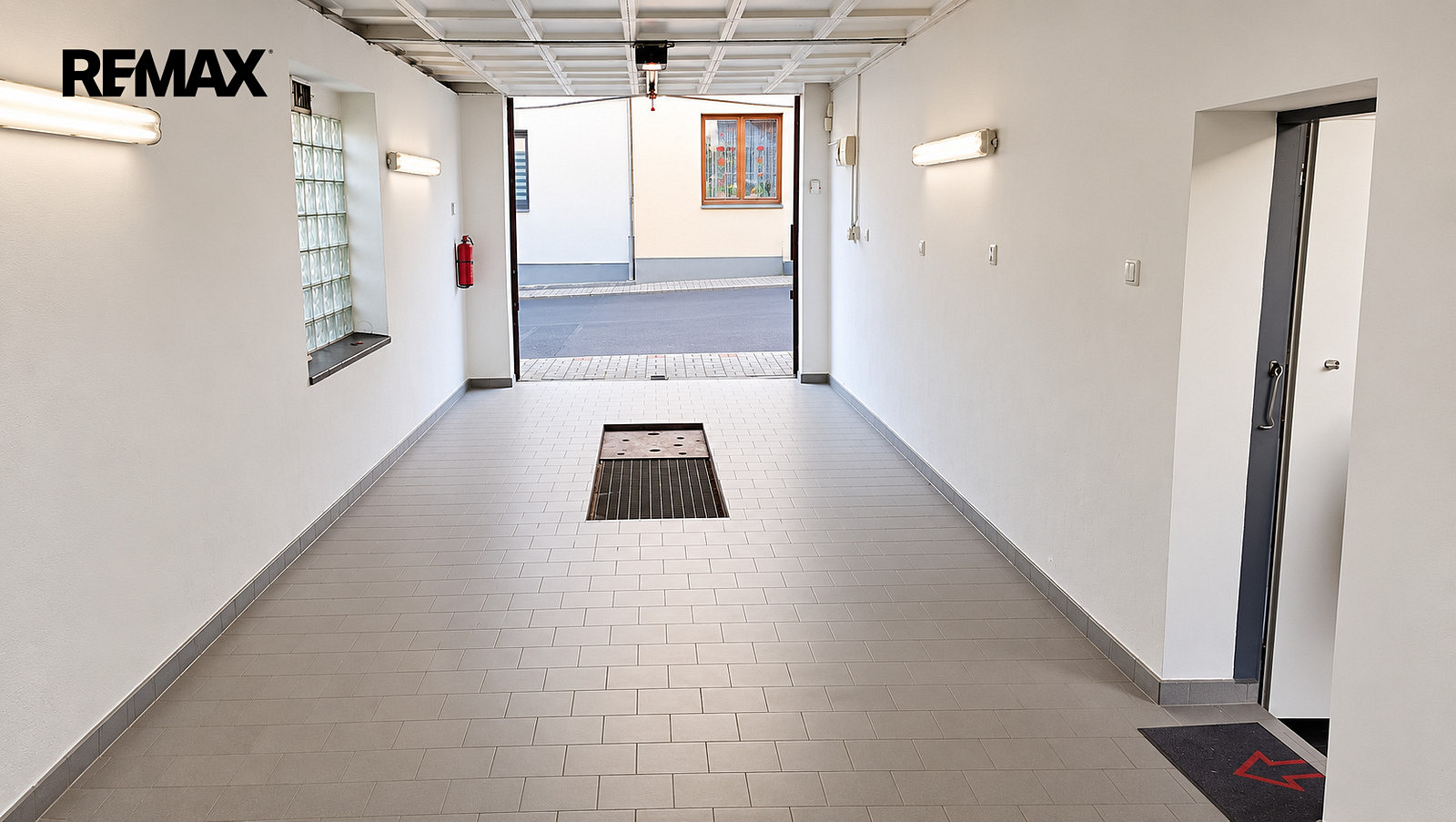 Prodej prostorné dvojgaráže 42 m2 Bílina, ul. Tylova – fotografie 2